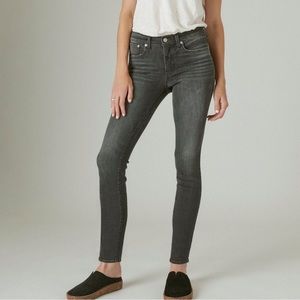 New with tag lucky brand AVA mid rise, straight leg